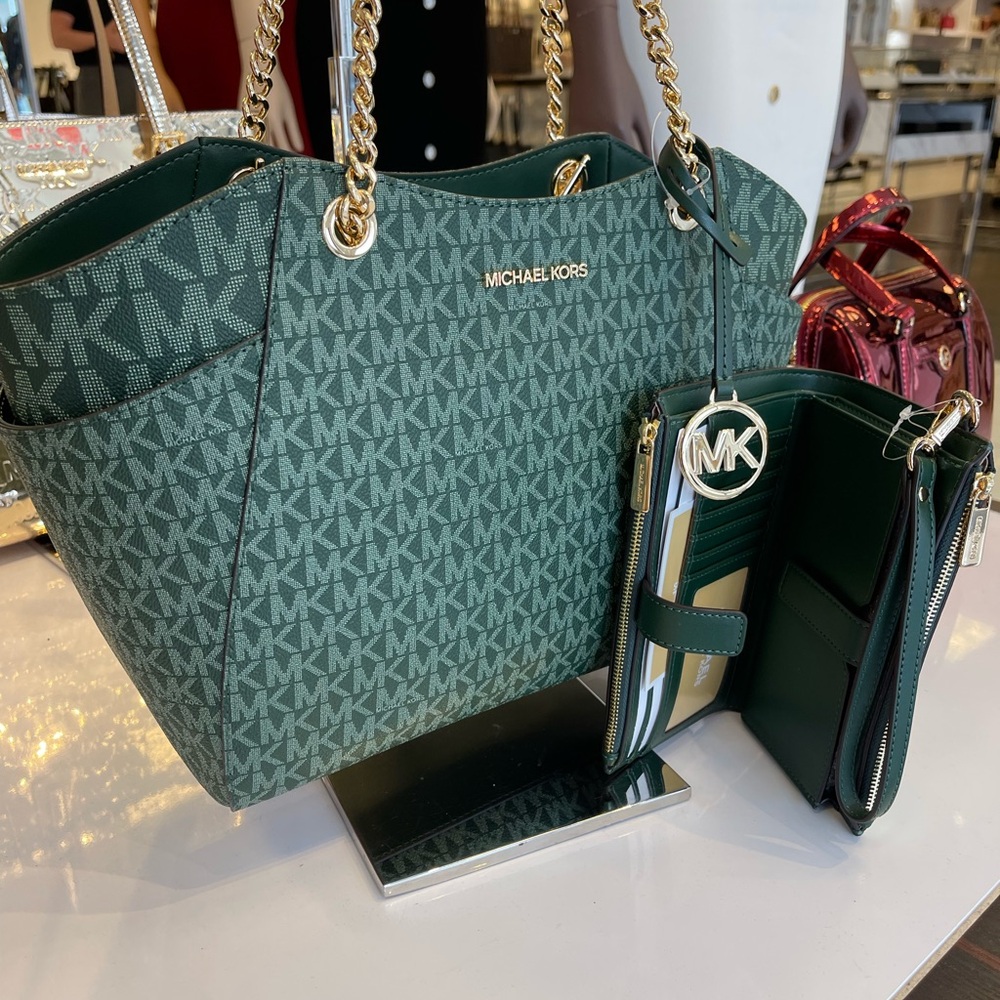 MICHAEL KORS JST Lg Chain Shoulder Tote & Double Zip Wristlet Wallet
Moss
NWT - Picture 9 of 16